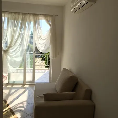 Da Huzur Bulacaginiz Yesillikler Arasinda, Havuzlu Sitede Yazlik. Apartmán Bodrum