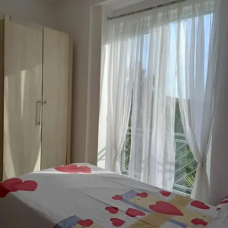 Da Huzur Bulacaginiz Yesillikler Arasinda, Havuzlu Sitede Yazlik. Apartmán Bodrum