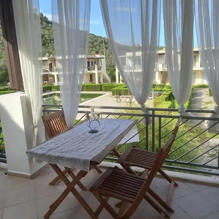 Apartmán Da Huzur Bulacaginiz Yesillikler Arasinda, Havuzlu Sitede Yazlik. *